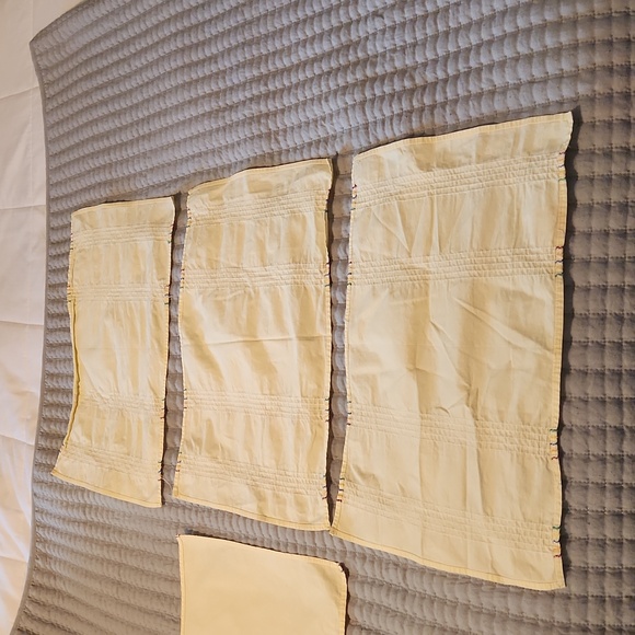 Yellow cotton vintage place mats and one napkin. - Picture 6 of 10